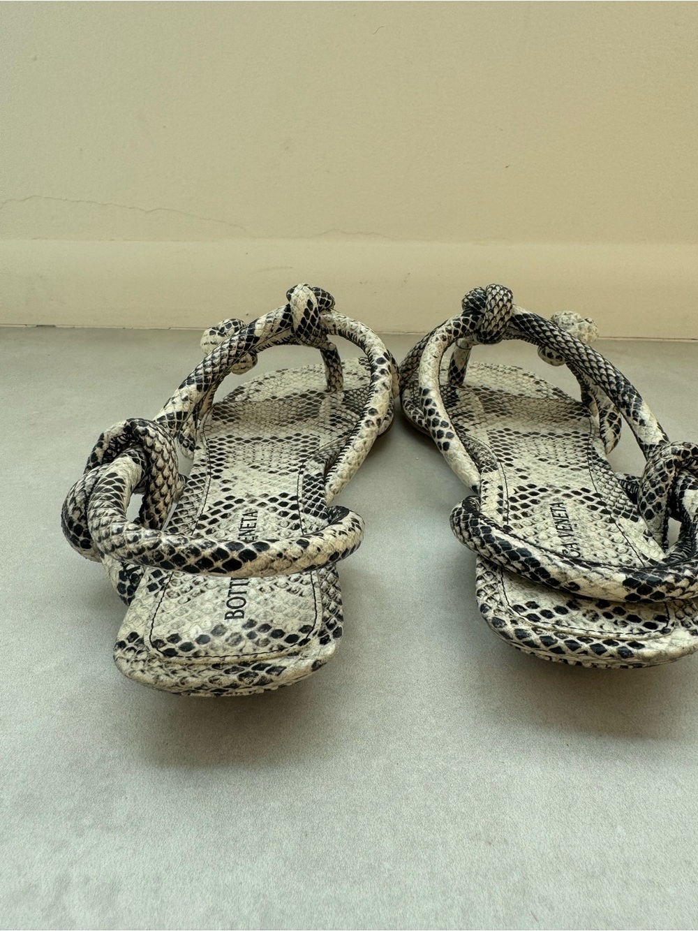 Bottega Veneta Jimbo Black & Cream Snakeskin Knot-Detail Sandals - Picture 10 of 15
